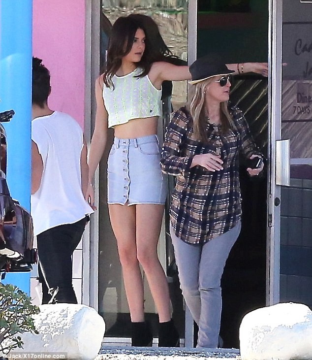 Chân dài Kendall Jenner sexy với short ngắn - ảnh 1