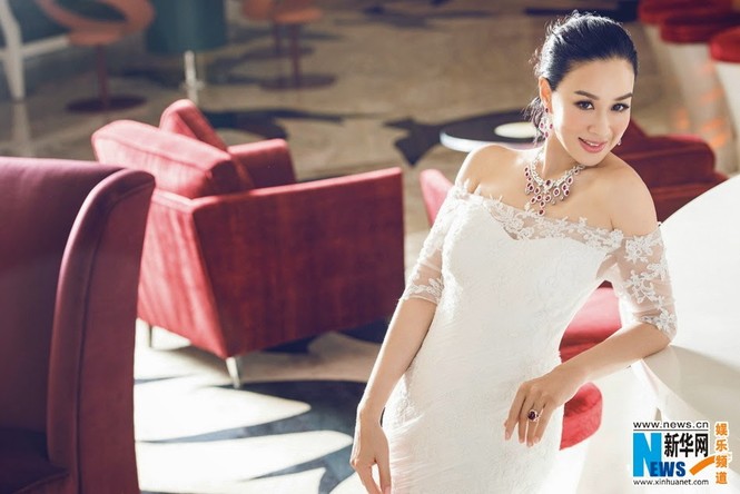 “Nữ thần sexy Châu Á” đẹp rạng rỡ khi khoác áo tân nương - ảnh 4