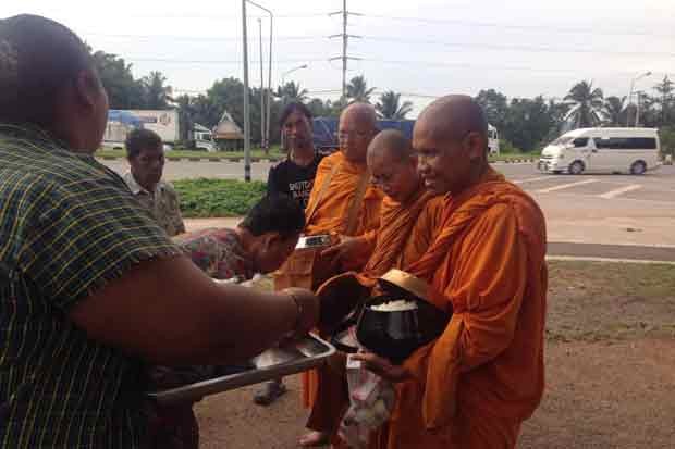 Thủ lĩnh biểu tình Thái Lan bất ngờ xuống tóc đi tu - ảnh 2