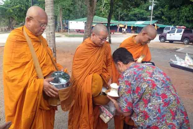 Thủ lĩnh biểu tình Thái Lan bất ngờ xuống tóc đi tu - ảnh 3