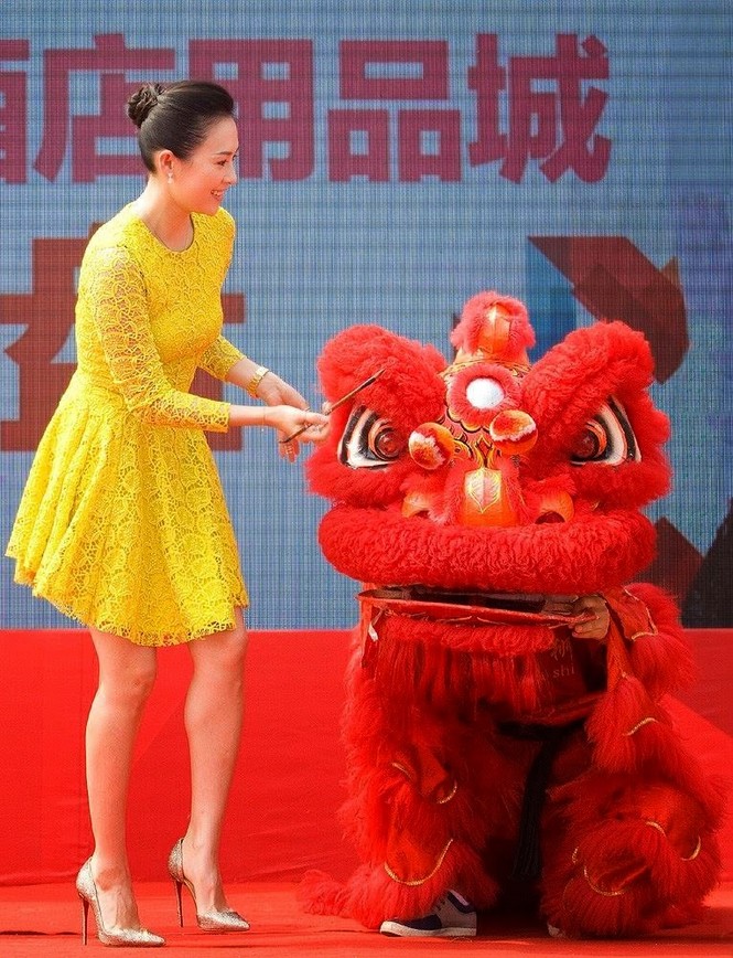 Chương Tử Di diện váy ngắn trẻ trung - ảnh 4