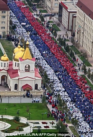 Hơn 100.000 người diễu hành mừng sinh nhật Tổng thống Putin - ảnh 7
