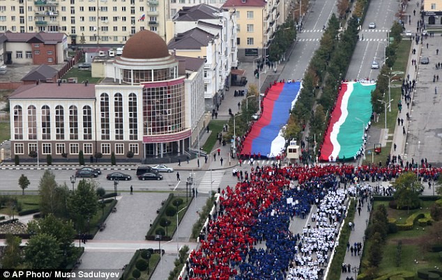 Hơn 100.000 người diễu hành mừng sinh nhật Tổng thống Putin - ảnh 8
