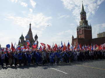 Hơn 100.000 người diễu hành mừng sinh nhật Tổng thống Putin - ảnh 9