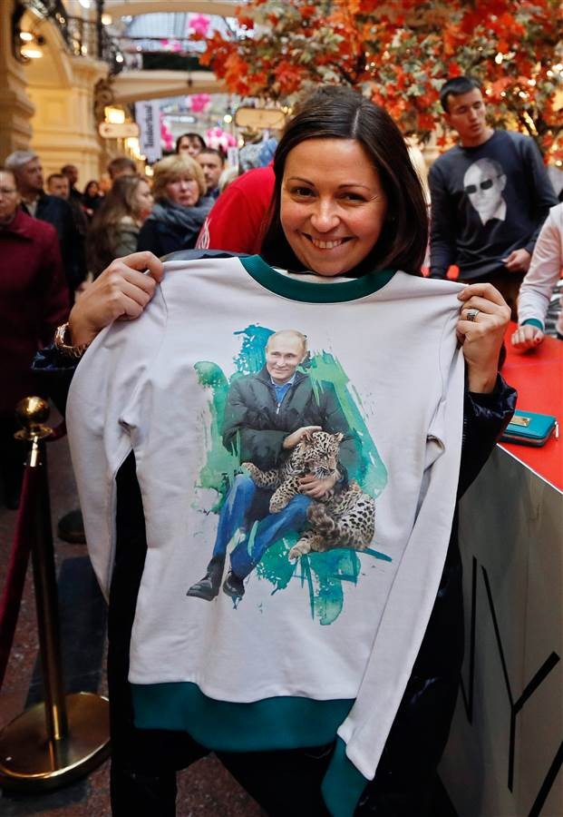 Hơn 100.000 người diễu hành mừng sinh nhật Tổng thống Putin - ảnh 14