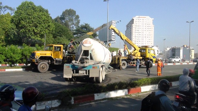 Xe đầu kéo tông dải phân cách, chắn ngang đường - ảnh 1