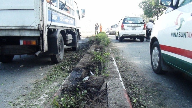 Xe đầu kéo tông dải phân cách, chắn ngang đường - ảnh 2