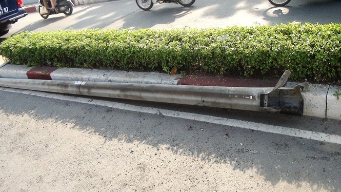 Xe đầu kéo tông dải phân cách, chắn ngang đường - ảnh 3