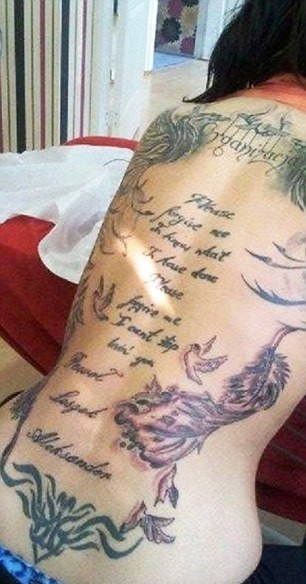 Xăm hình lên gái mại dâm để đánh dấu quyền sở hữu - ảnh 1
