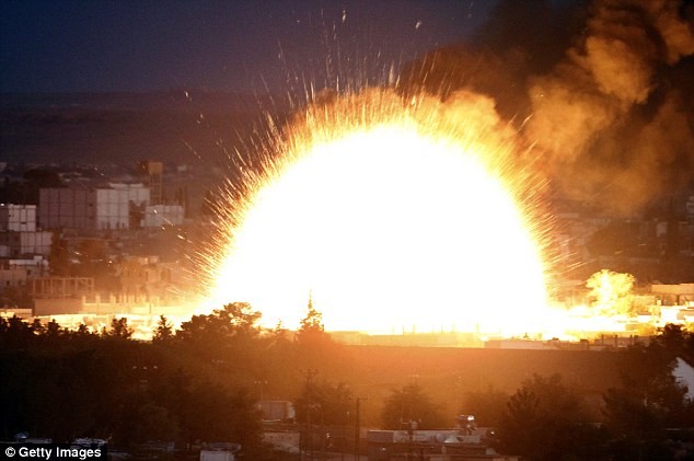 Mỹ không kích IS thâu đêm, đạn bom xé trời Kobani - ảnh 4