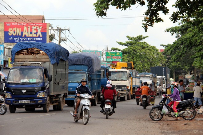 Lật xe tải, hàng nghìn lít axit đổ ra đường - ảnh 11