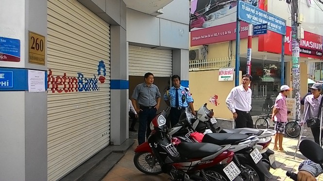 Trộm đột nhập chi nhánh ngân hàng, lấy một két sắt - ảnh 2