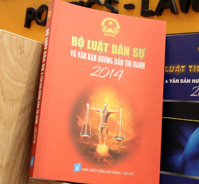 Công Lý nói gì về hình “mặc quần con” trên bìa sách Luật? - ảnh 1