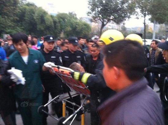 Khu dân cư nổ hoang tàn, 13 người bị thương - ảnh 9