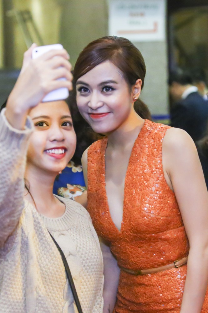 Hoàng Thùy Linh đẹp hút hồn, sải bước trên thảm đỏ - ảnh 7
