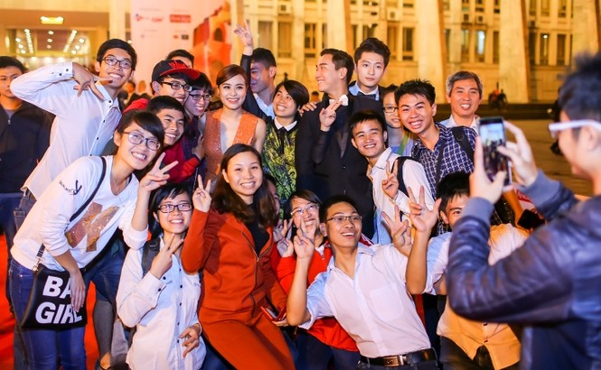 Hoàng Thùy Linh đẹp hút hồn, sải bước trên thảm đỏ - ảnh 9