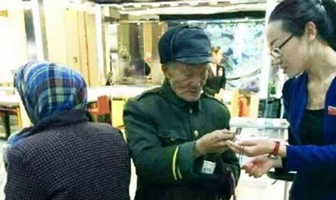 Cụ ông 80 tuổi dẫn vợ đi mua nhẫn kim cương gây sốt - ảnh 1