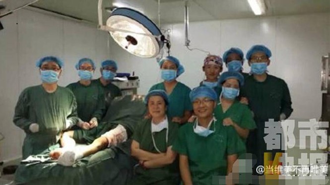 Nhóm bác sỹ bị phạt vì chụp ảnh “tự sướng” bên bàn mổ - ảnh 4