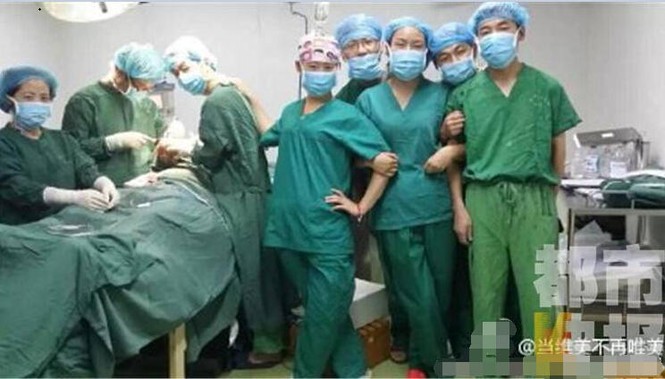 Nhóm bác sỹ bị phạt vì chụp ảnh “tự sướng” bên bàn mổ - ảnh 1