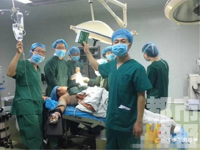 Nhóm bác sỹ bị phạt vì chụp ảnh “tự sướng” bên bàn mổ - ảnh 2