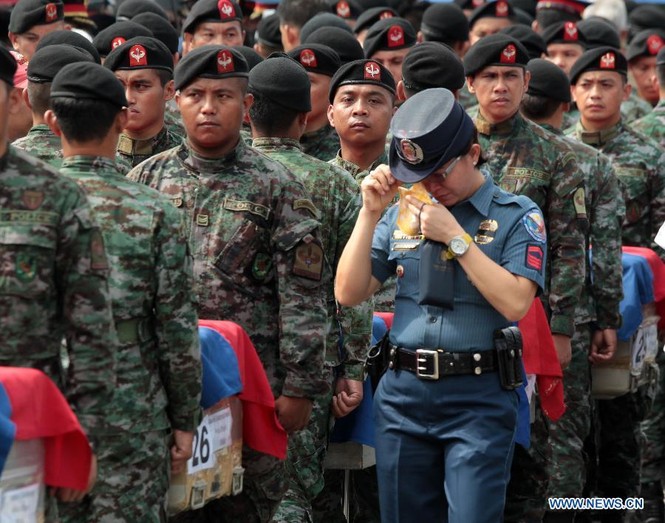 Thai phụ khóc ngất khi đón thi thể chồng - ảnh 6