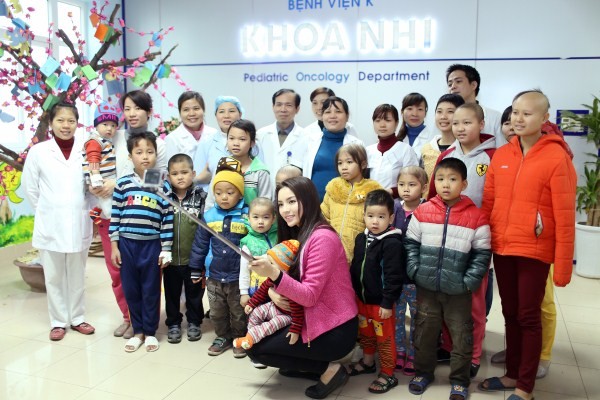 Hoa hậu Kỳ Duyên mang tết sớm cho các bệnh nhi - ảnh 8