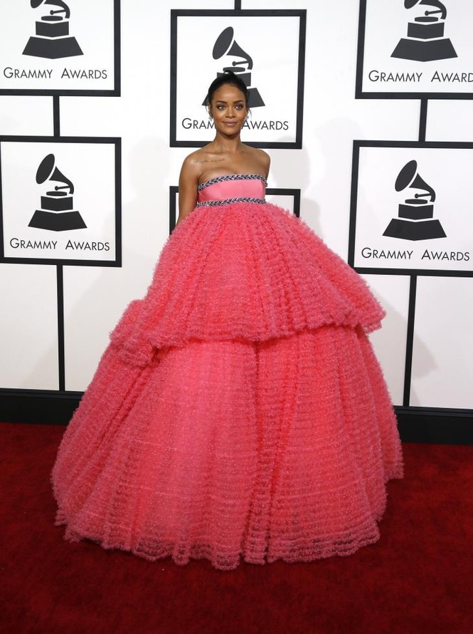 Những style 'khó đỡ' của sao trên thảm đỏ Grammy - ảnh 3