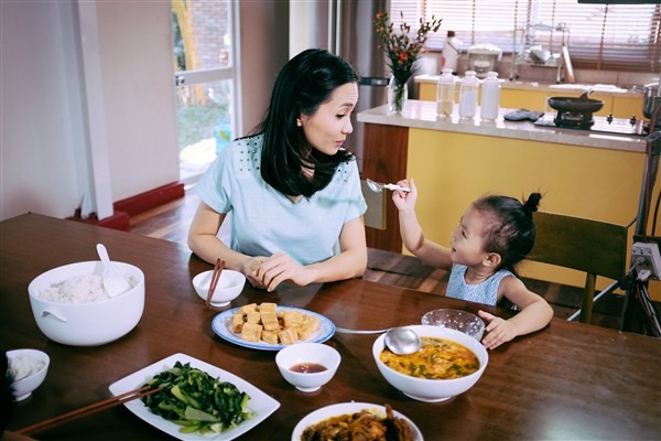 Hoàng Bách đưa cả gia đình vào MV xúc động dịp Tết - ảnh 3