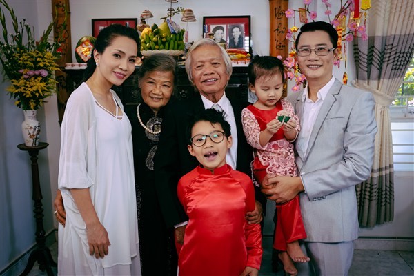 Hoàng Bách đưa cả gia đình vào MV xúc động dịp Tết - ảnh 6