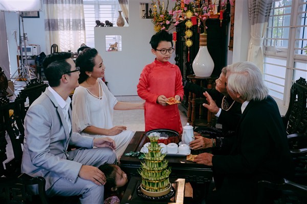 Hoàng Bách đưa cả gia đình vào MV xúc động dịp Tết - ảnh 7
