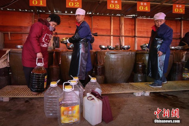 Hơn 5.000 người Trung Quốc xếp hàng mua xì dầu ăn Tết - ảnh 13