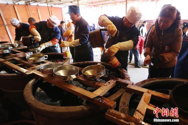 Hơn 5.000 người Trung Quốc xếp hàng mua xì dầu ăn Tết - ảnh 8