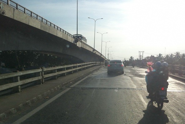 Mồng Hai trên quốc lộ 1A: Hoa đẹp, đường xấu - ảnh 8