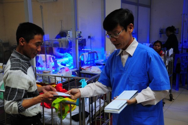 Tặng 50 suất quà tết cho bệnh nhi Nghệ An - ảnh 3