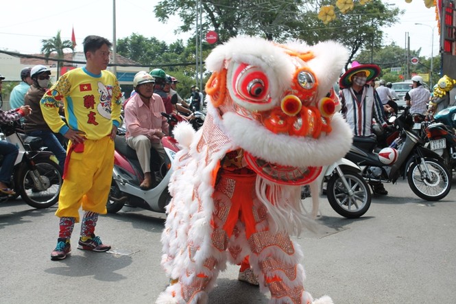 Ảnh: Biểu diễn lân sư rồng tuyệt hay tại Sài Gòn - ảnh 11