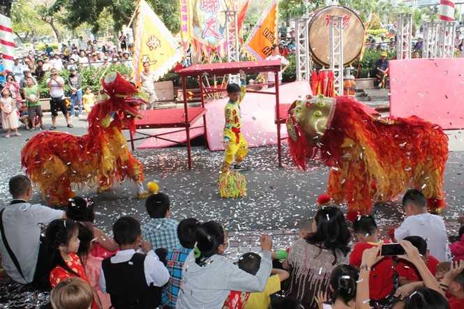 Ảnh: Biểu diễn lân sư rồng tuyệt hay tại Sài Gòn - ảnh 1