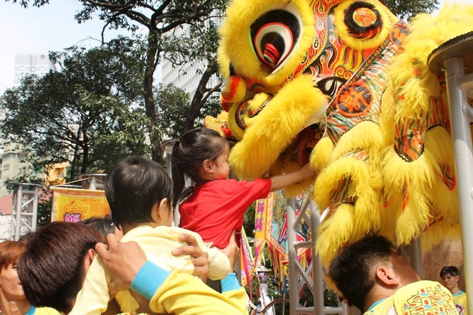 Ảnh: Biểu diễn lân sư rồng tuyệt hay tại Sài Gòn - ảnh 7
