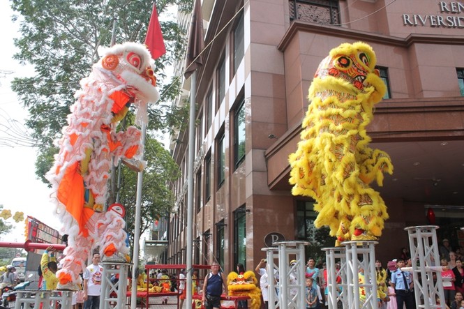Ảnh: Biểu diễn lân sư rồng tuyệt hay tại Sài Gòn - ảnh 8