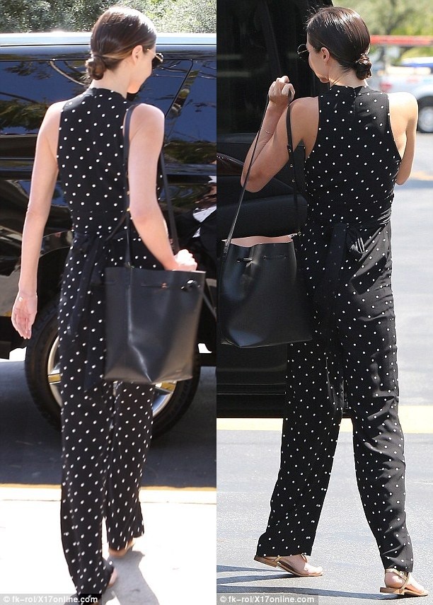 Miranda Kerr diện jumpsuit khoét sâu khoe vòng 1 - ảnh 3