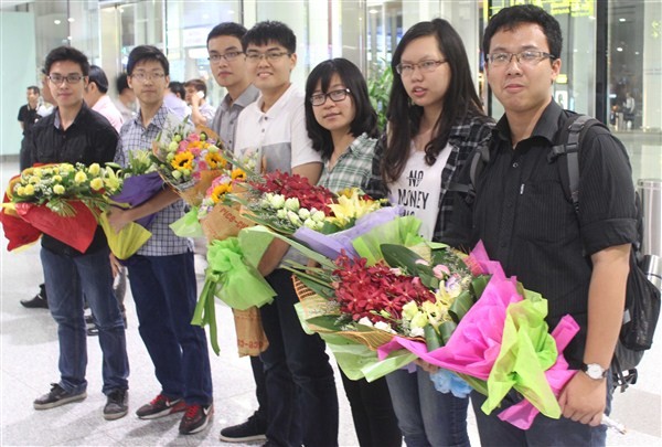 Đêm ra sân bay đón đoàn học sinh đạt giải Intel ISEF 2015 - ảnh 2