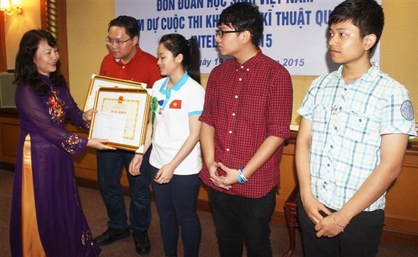Đêm ra sân bay đón đoàn học sinh đạt giải Intel ISEF 2015 - ảnh 5