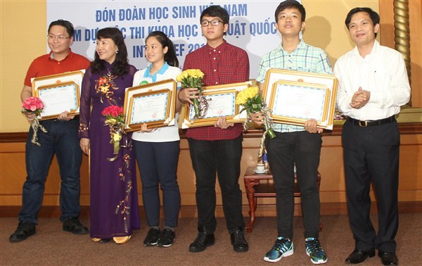 Đêm ra sân bay đón đoàn học sinh đạt giải Intel ISEF 2015 - ảnh 6