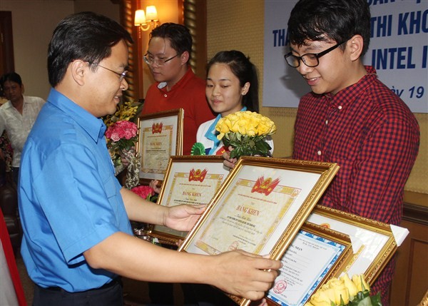 Đêm ra sân bay đón đoàn học sinh đạt giải Intel ISEF 2015 - ảnh 7