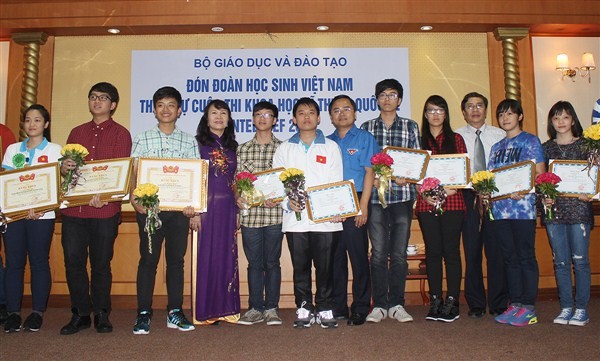 Đêm ra sân bay đón đoàn học sinh đạt giải Intel ISEF 2015 - ảnh 8