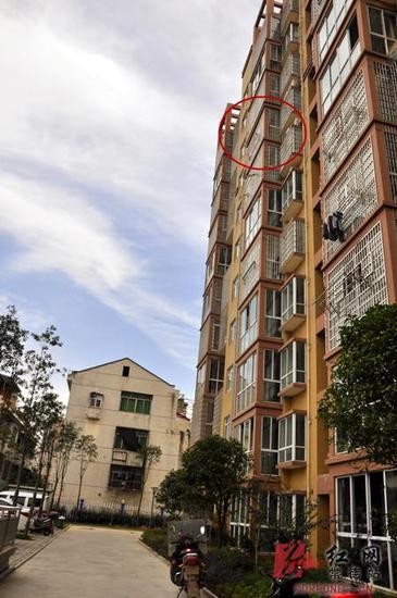 Bé trai 3 tuổi sống sót kỳ diệu khi rơi từ tầng 8 - ảnh 1