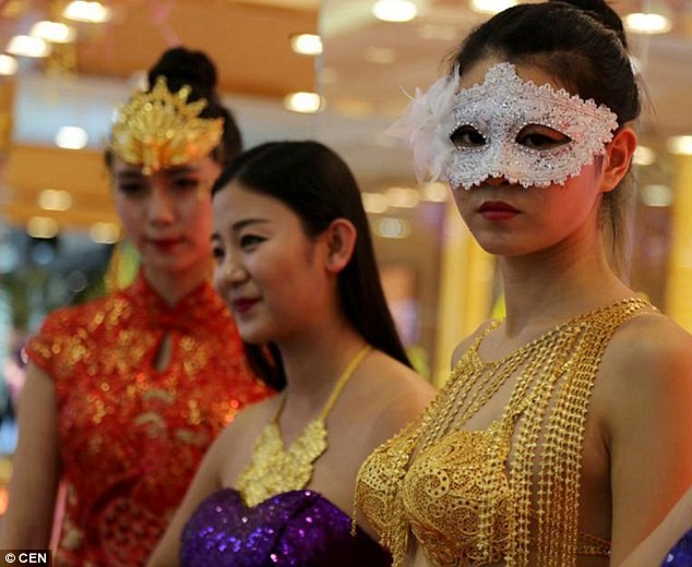 Cận cảnh bộ nội y bằng vàng ròng giá hơn 10 tỷ đồng - ảnh 1