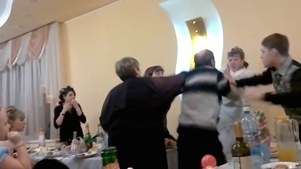 Cô dâu bị bố chồng đánh giữa đám cưới vì 'ngón tay thối' - ảnh 1