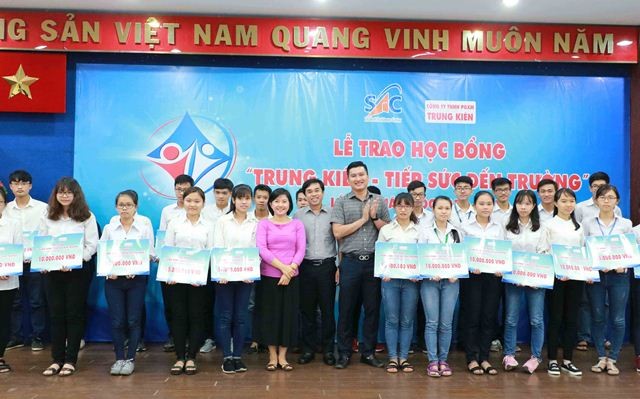 Trao 200 suất học bổng Trung Kiên cho sinh viên vượt khó - ảnh 1