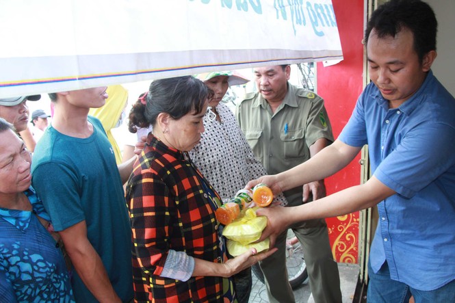 Tặng 500 phần cơm nghĩa tình đến người nghèo - ảnh 2