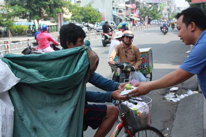 Tặng 500 phần cơm nghĩa tình đến người nghèo - ảnh 4
